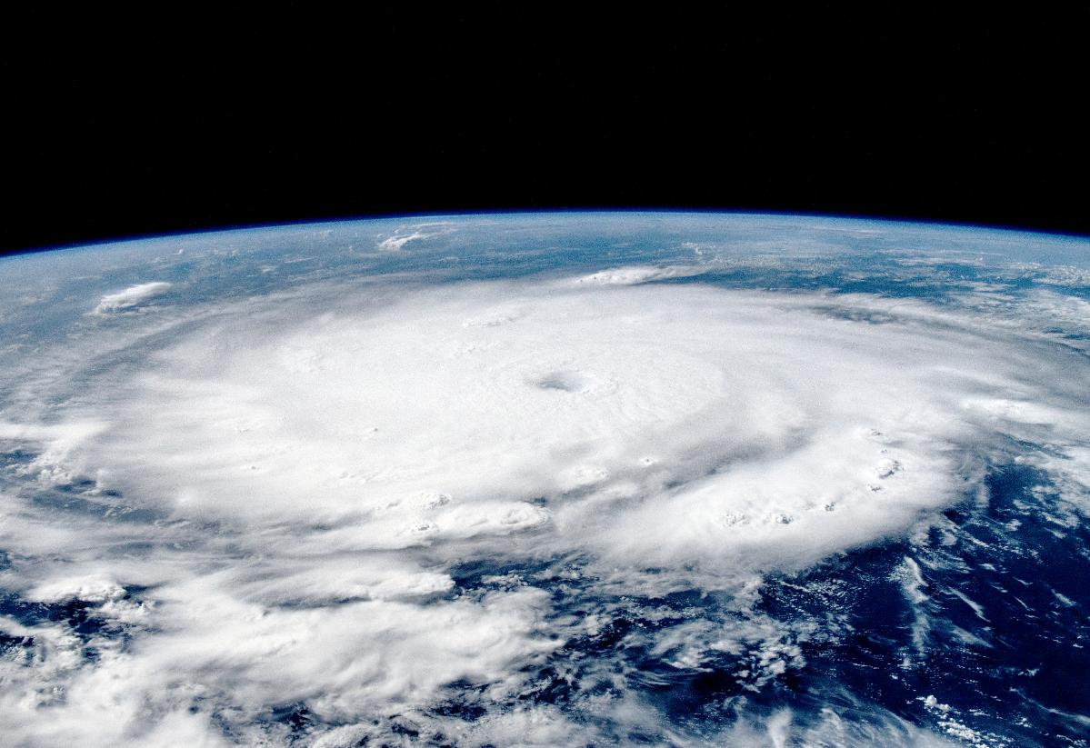 Самолет исследователей рискнул заглянуть в "глаз" разрушительного урагана: как это было (фото, видео)