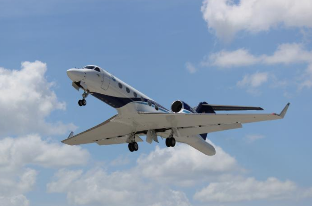 Самолет исследователей рискнул заглянуть в "глаз" разрушительного урагана: как это было (фото, видео)