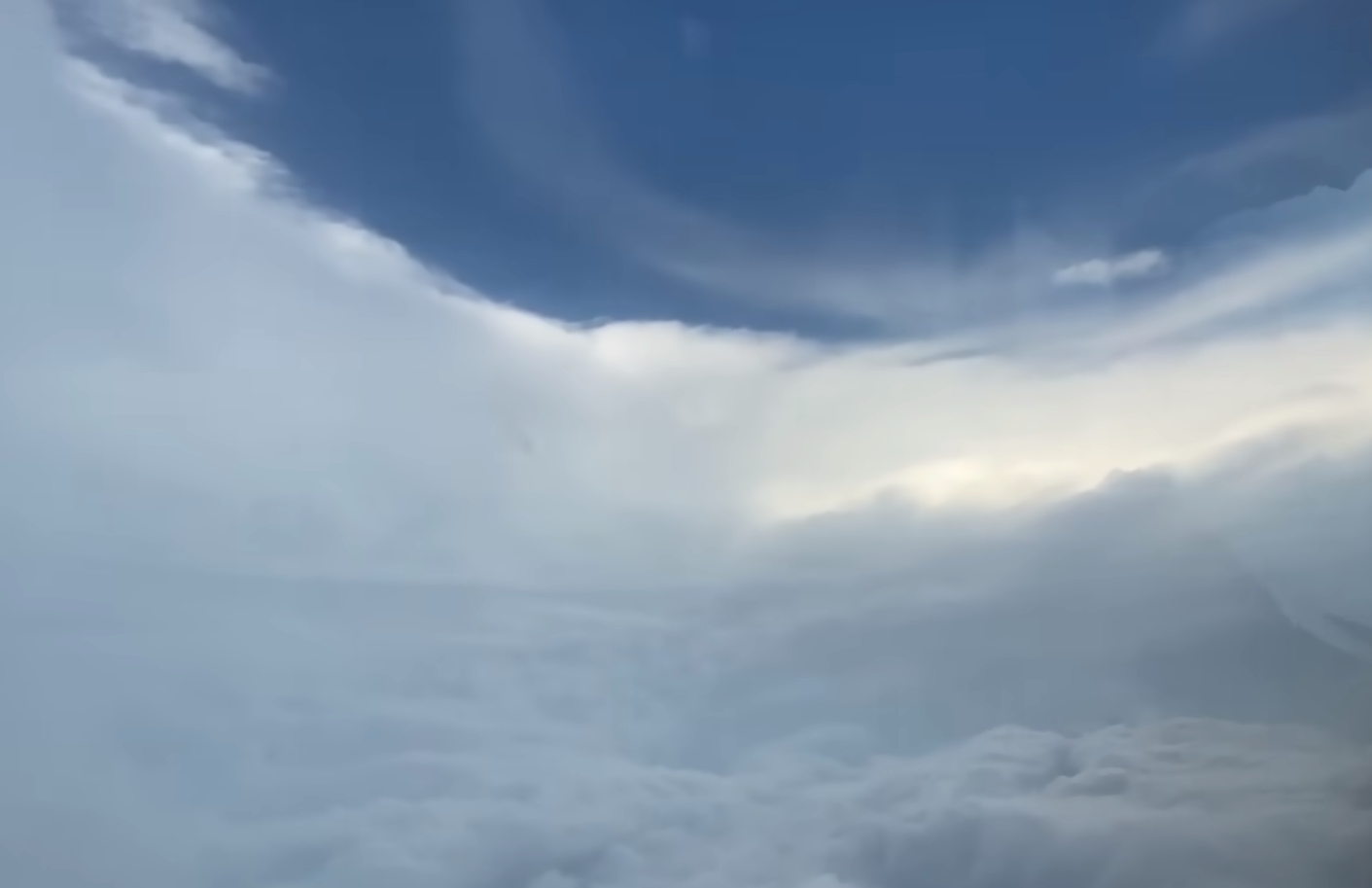 Самолет исследователей рискнул заглянуть в "глаз" разрушительного урагана: как это было (фото, видео)