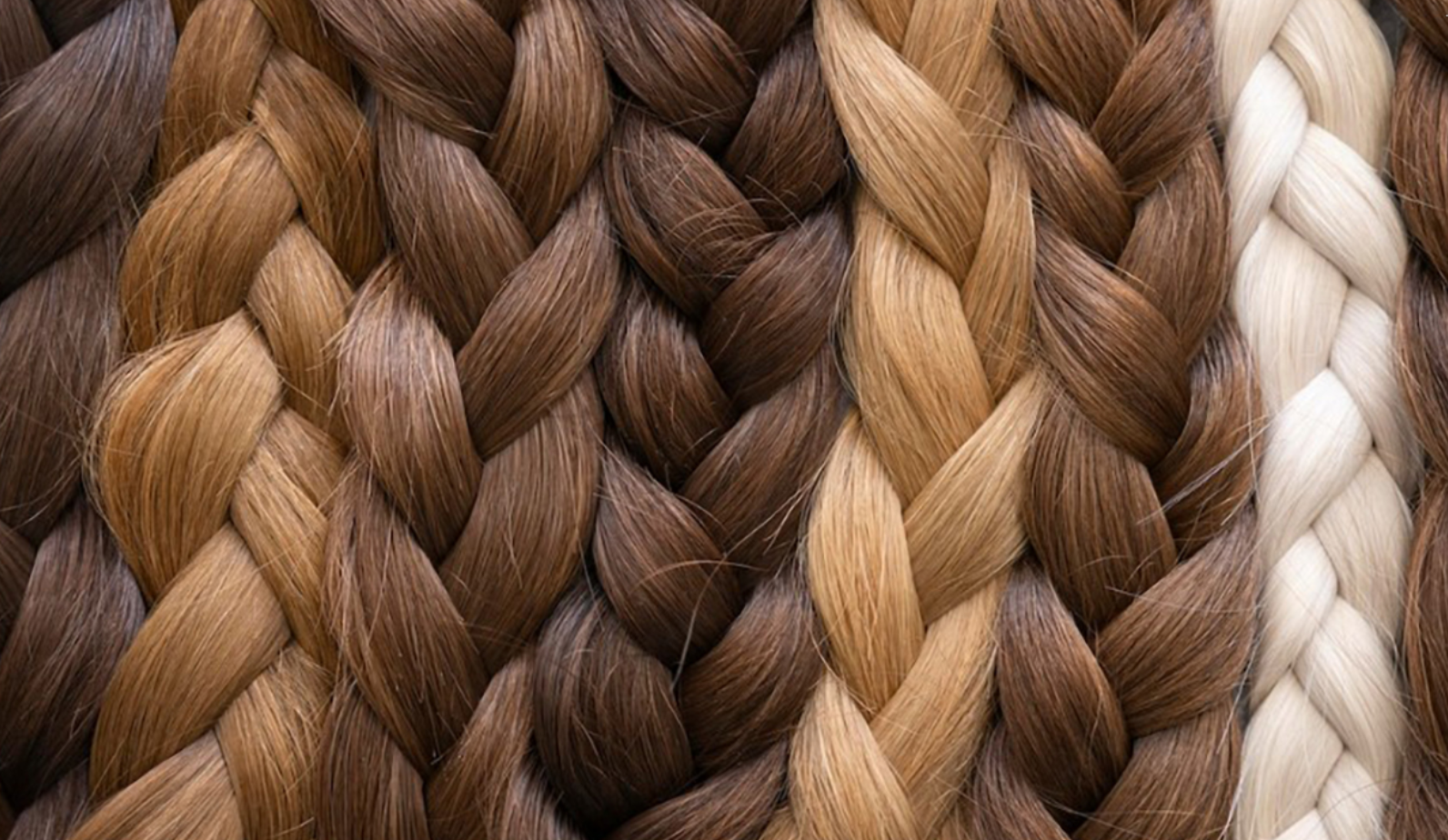 Старять та підкреслюють зморшки. Які зачіски додають віку жінкам після 50