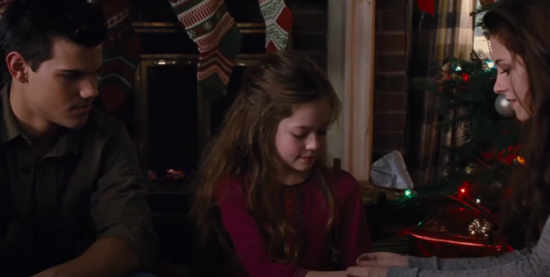 Как выглядит актриса, сыгравшая дочь Беллы и Эдварда в "Сумерках". Ей 23 и она невероятно красива