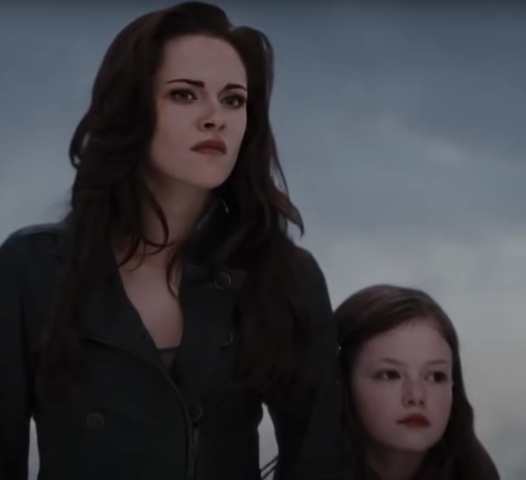 Как выглядит актриса, сыгравшая дочь Беллы и Эдварда в "Сумерках". Ей 23 и она невероятно красива