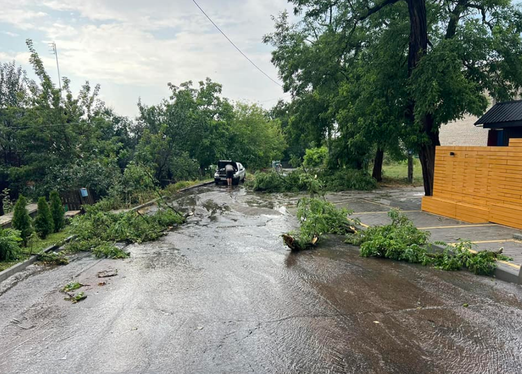 Потужні грози на тлі аномальної спеки: якої біди наробили в Україні дощі та шквали (фото, відео)