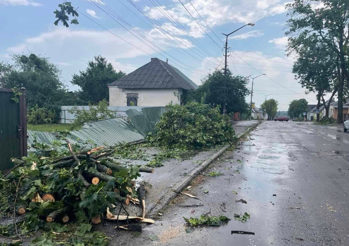 Потужні грози на тлі аномальної спеки: якої біди наробили в Україні дощі та шквали (фото, відео)