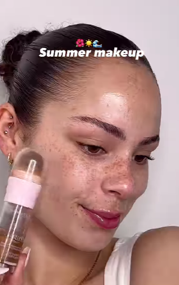 Дві хвилинки і красуня. Легкий та стильний літній макіяж, який підійде кожній (вдіео)