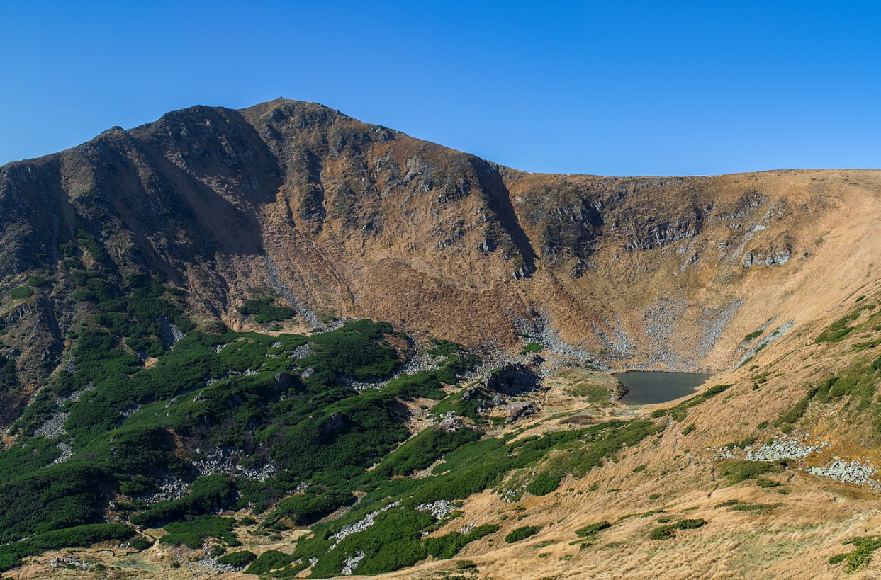 "Синє око Карпат". Чим унікальне озеро Бребенескул і як до нього дістатись (фото, відео)
