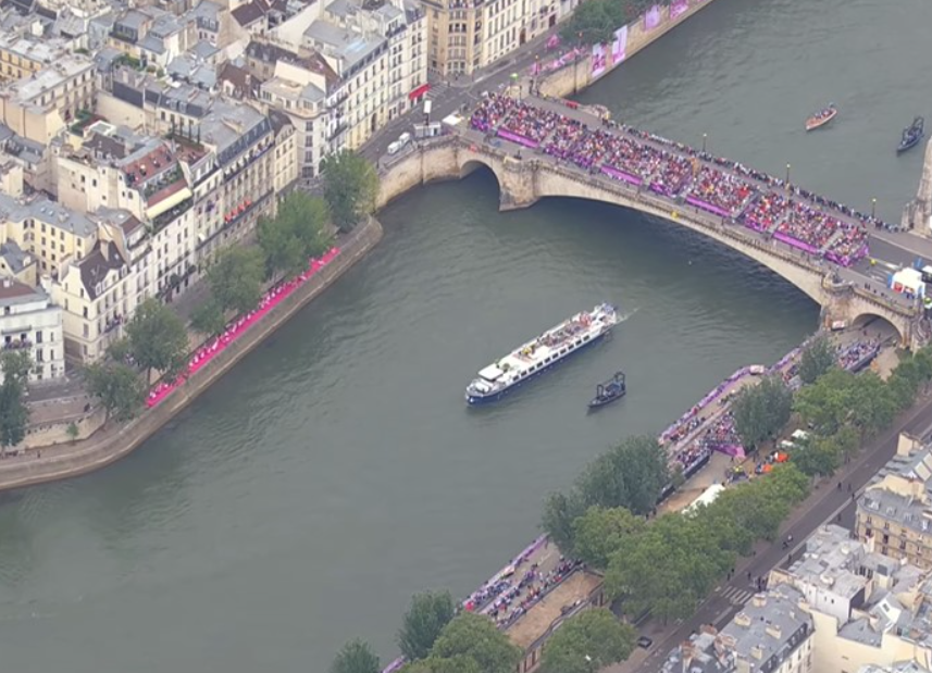 Олимпийские игры 2024: яркие фото и видео с церемонии открытия в Париже