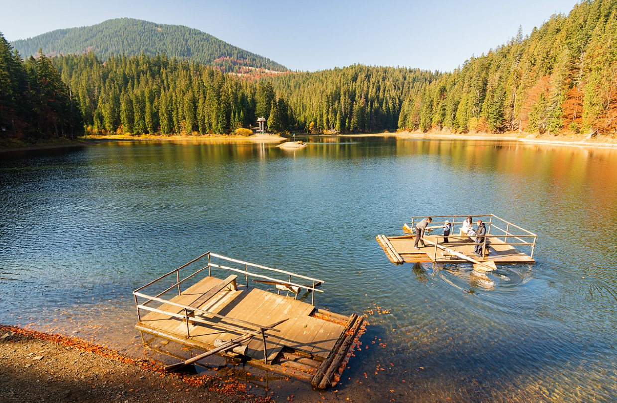 Літні мандри. 5 кращих озер Закарпаття для безпечного відпочинку з дітьми