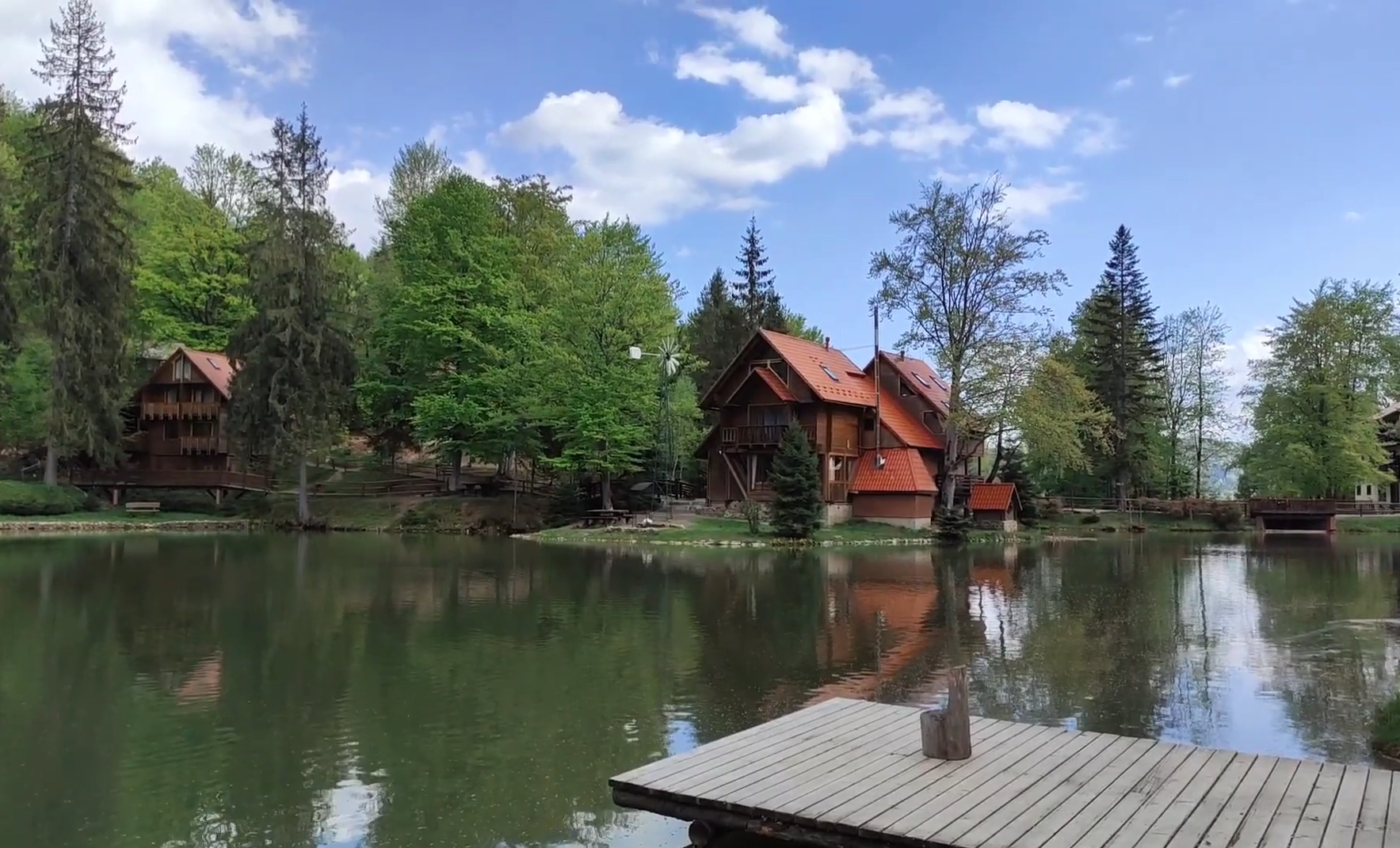 Літні мандри. 5 кращих озер Закарпаття для безпечного відпочинку з дітьми