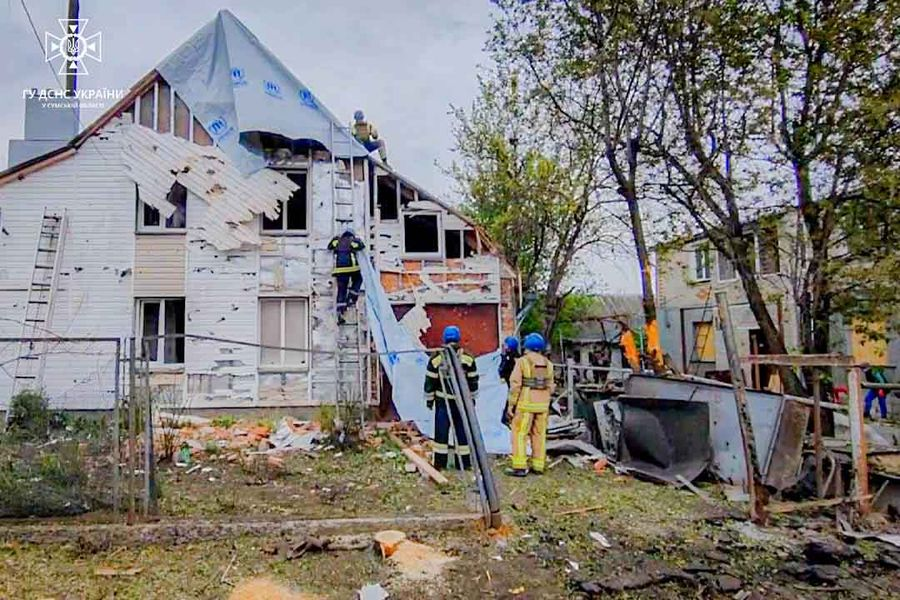 Россияне снова обстреляли Сумскую область: спасатели показали последствия