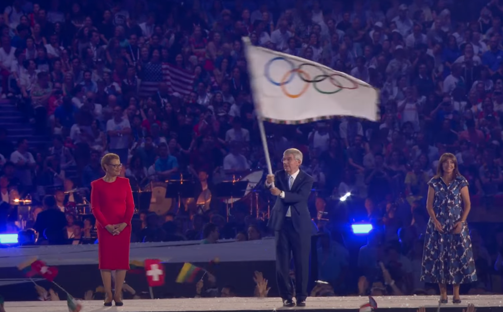62-річний Том Круз стрибнув з парашутом та "переніс" Олімпіаду з Франції до США: це треба бачити (відео)