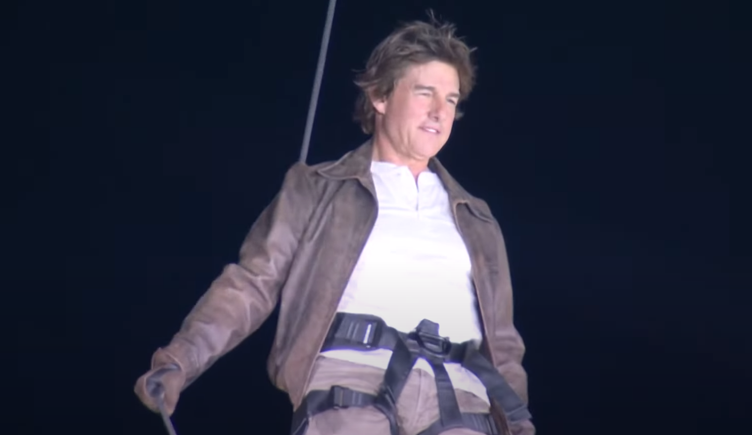 62-річний Том Круз стрибнув з парашутом та "переніс" Олімпіаду з Франції до США: це треба бачити (відео)