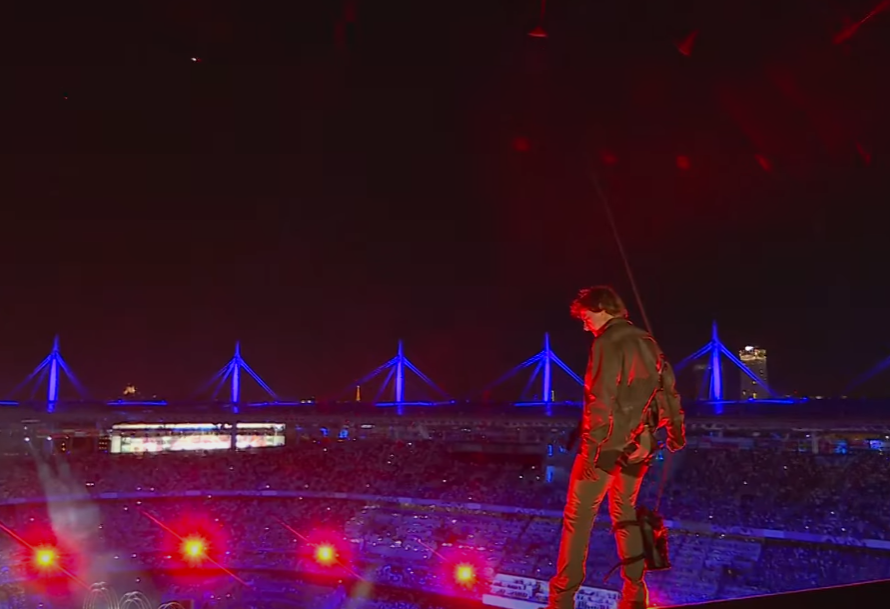 62-річний Том Круз стрибнув з парашутом та "переніс" Олімпіаду з Франції до США: це треба бачити (відео)