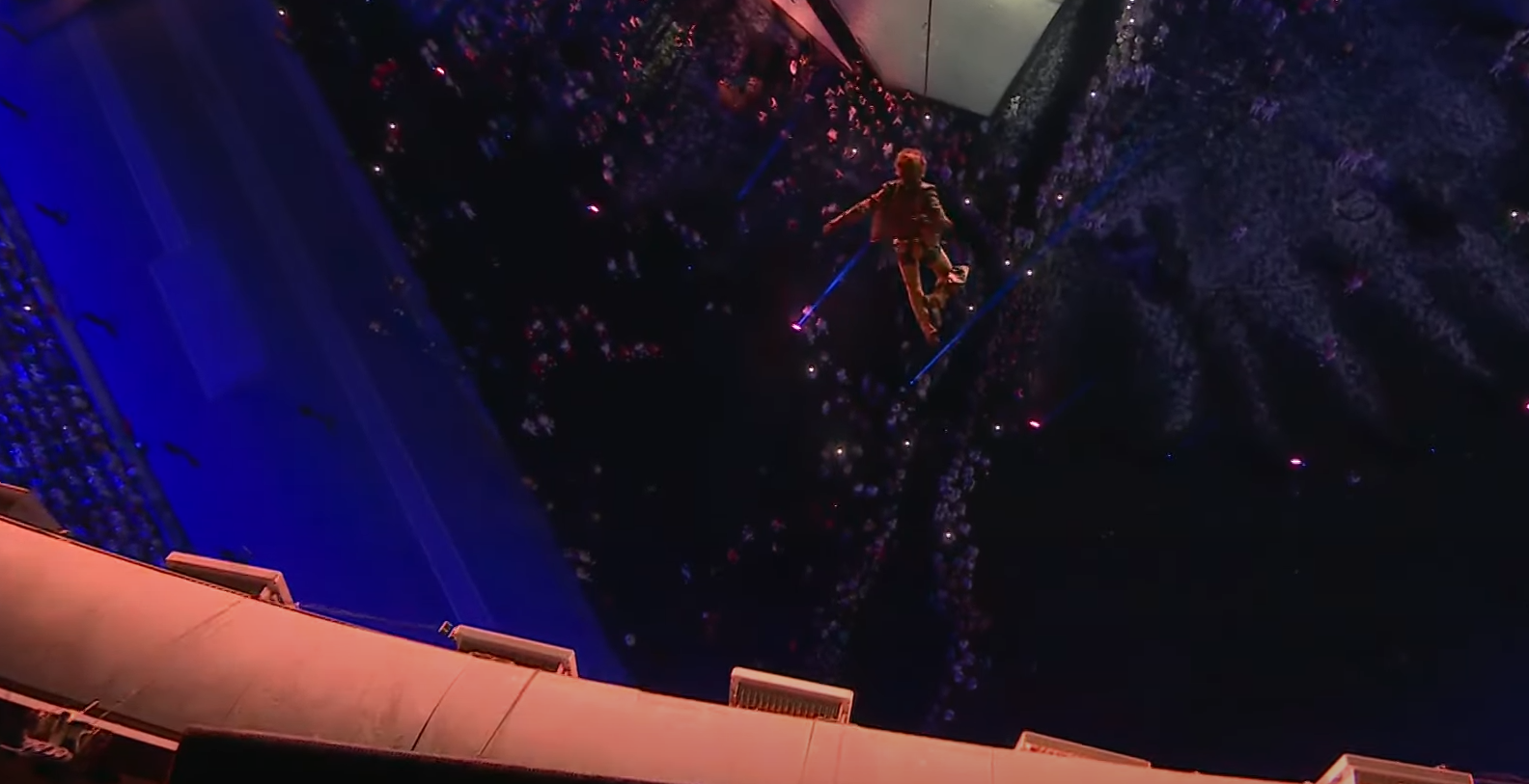 62-річний Том Круз стрибнув з парашутом та "переніс" Олімпіаду з Франції до США: це треба бачити (відео)