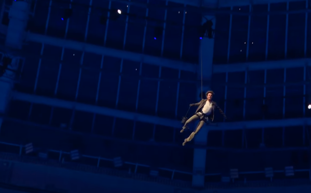 62-річний Том Круз стрибнув з парашутом та "переніс" Олімпіаду з Франції до США: це треба бачити (відео)