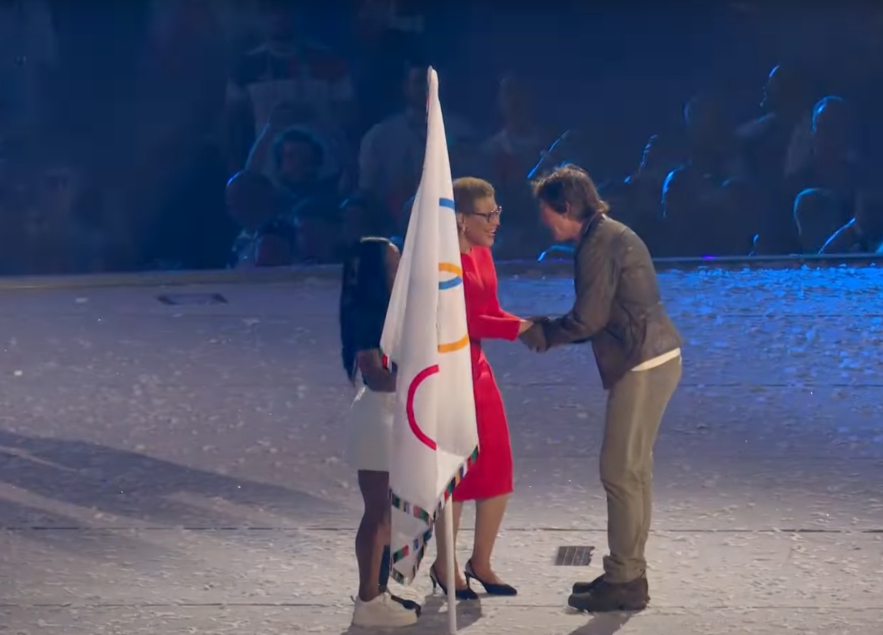 62-річний Том Круз стрибнув з парашутом та "переніс" Олімпіаду з Франції до США: це треба бачити (відео)