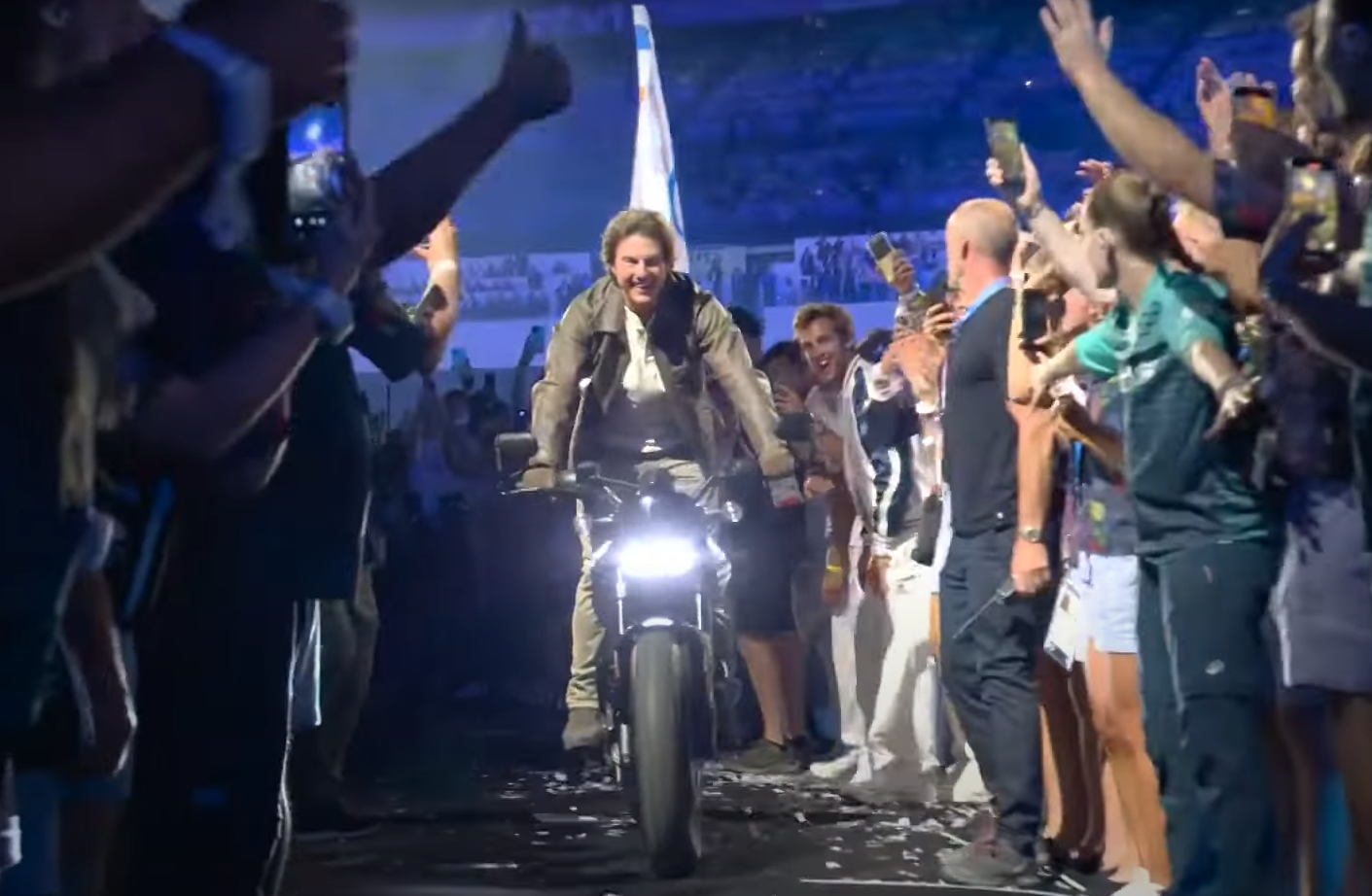 62-річний Том Круз стрибнув з парашутом та "переніс" Олімпіаду з Франції до США: це треба бачити (відео)