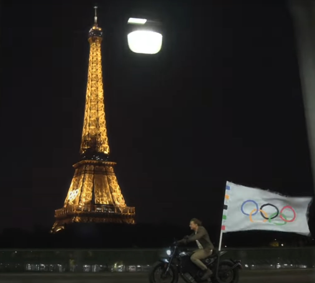 62-річний Том Круз стрибнув з парашутом та "переніс" Олімпіаду з Франції до США: це треба бачити (відео)