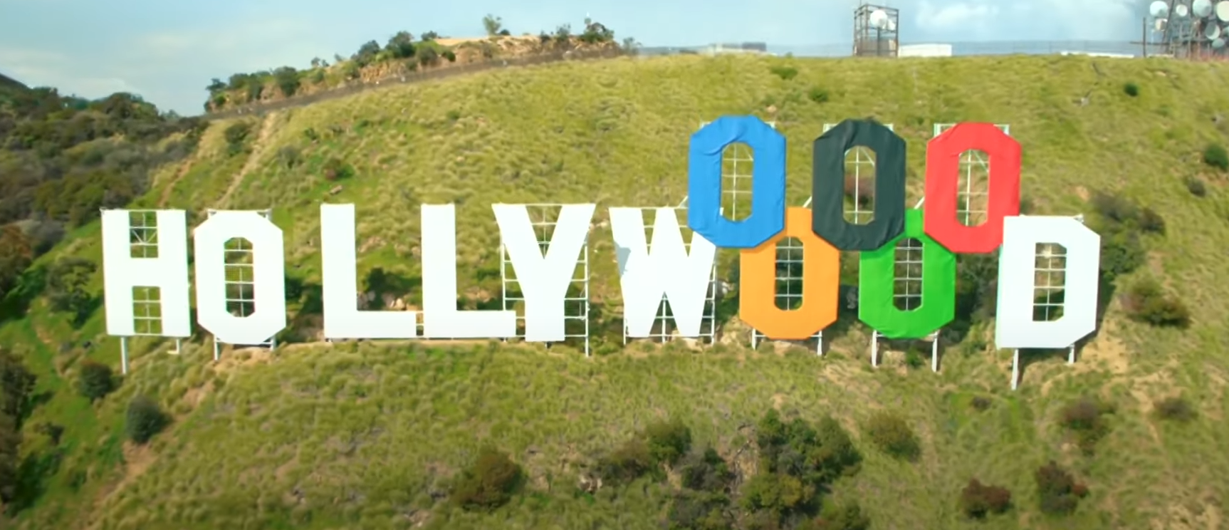 62-річний Том Круз стрибнув з парашутом та "переніс" Олімпіаду з Франції до США: це треба бачити (відео)