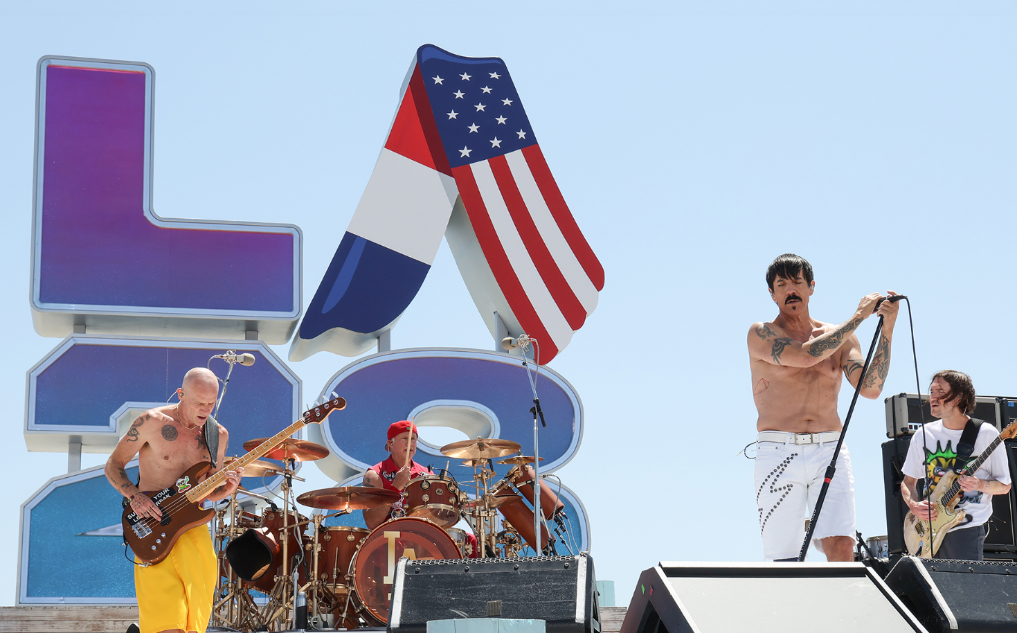 Билли Айлиш и Red Hot Chili Peppers феерично закрыли Олимпийские игры (видео)