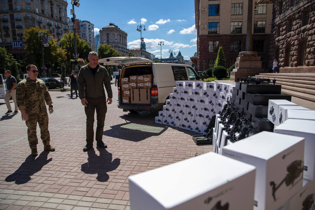 Київська штурмова бригада отримала від громади столиці 600 "Мавіків" та FPV-дронів, - Кличко