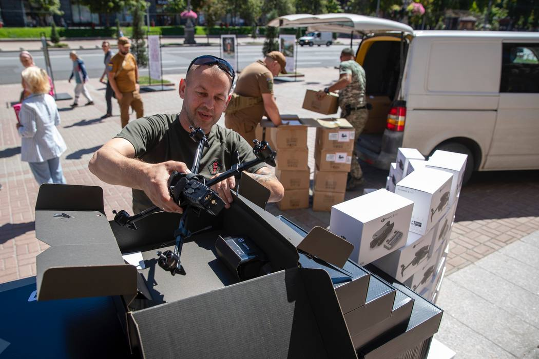 Київська штурмова бригада отримала від громади столиці 600 "Мавіків" та FPV-дронів, - Кличко