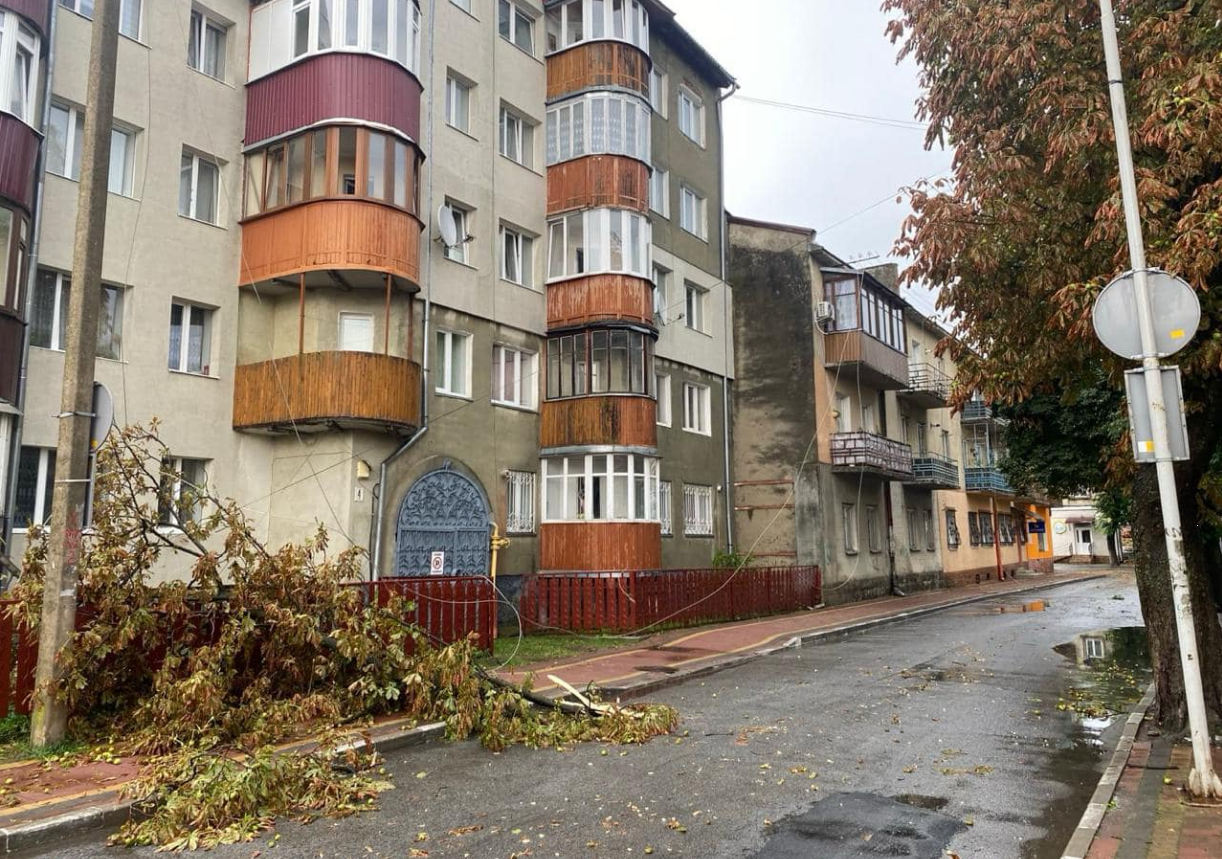 Один из регионов Украины "накрыла" непогода: последствия урагана (фото, видео)