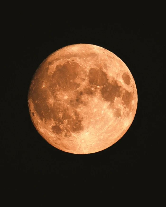 Над Україною - "Осетровий" Місяць. Неймовірні фото рідкісного явища