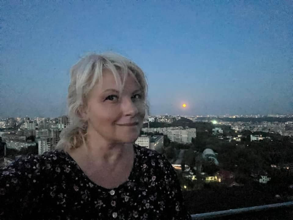 Над Україною - "Осетровий" Місяць. Неймовірні фото рідкісного явища