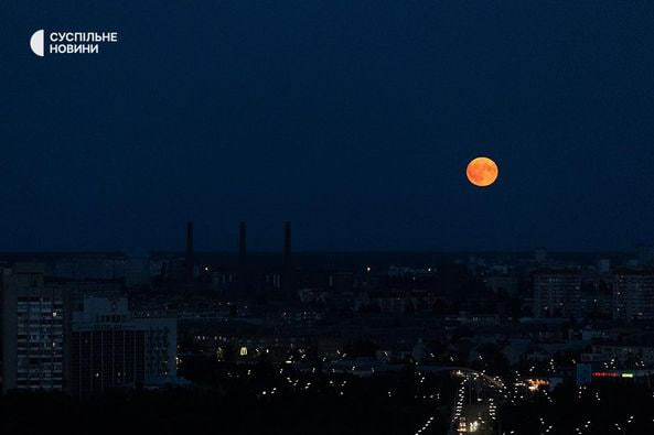 Над Україною - "Осетровий" Місяць. Неймовірні фото рідкісного явища