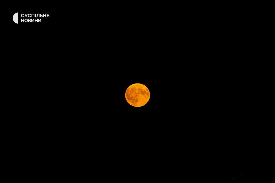 Над Україною - "Осетровий" Місяць. Неймовірні фото рідкісного явища