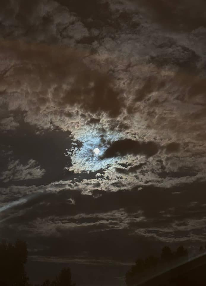 Над Україною - "Осетровий" Місяць. Неймовірні фото рідкісного явища
