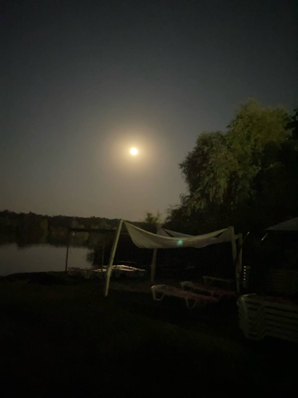 Над Україною - "Осетровий" Місяць. Неймовірні фото рідкісного явища