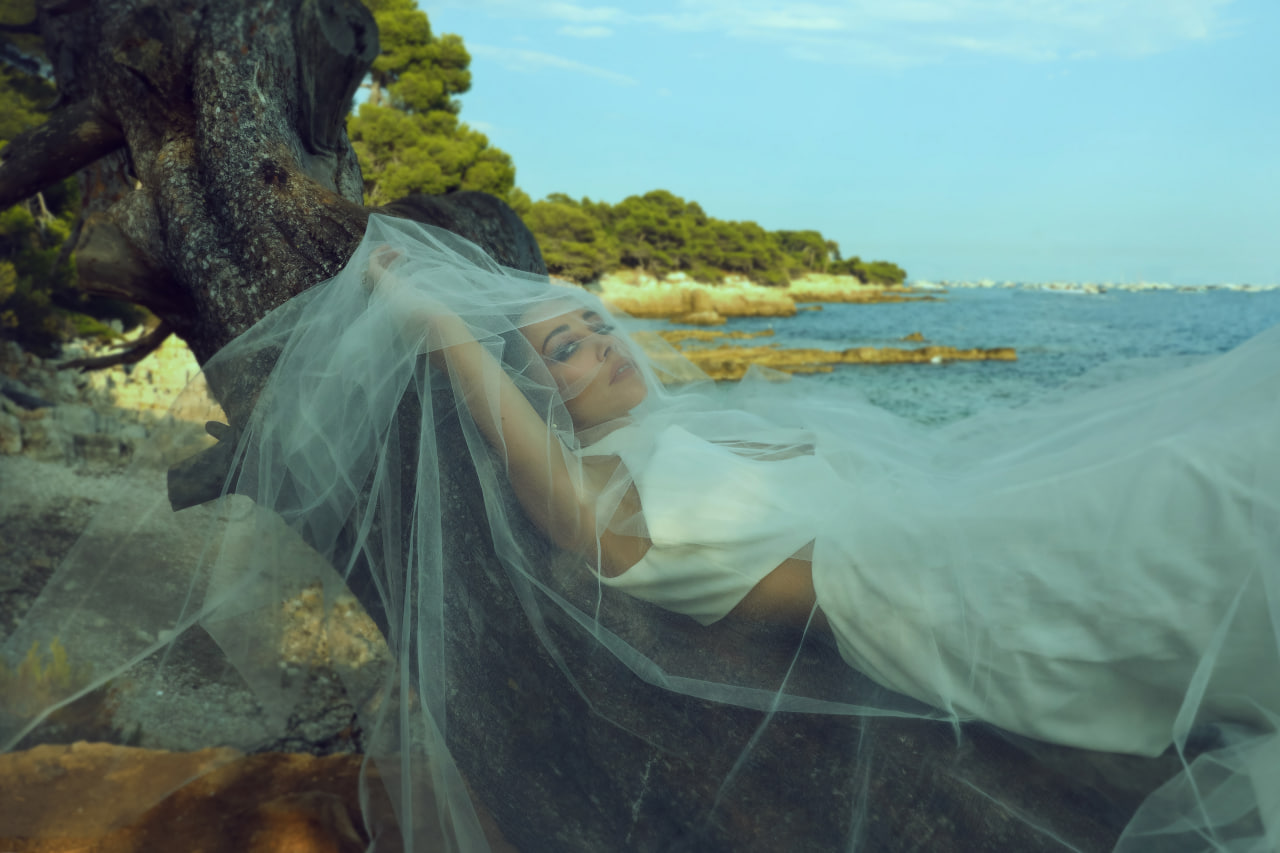 Кухар показалася у весільній сукні на тлі чуток про розлучення: "Такою нареченою я ще не була"