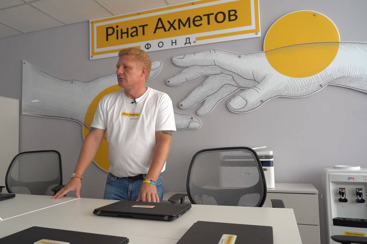 Сім'ї із Маріуполя отримали нове житло у Дніпрі, облаштоване за підтримки Фонду Ахметова