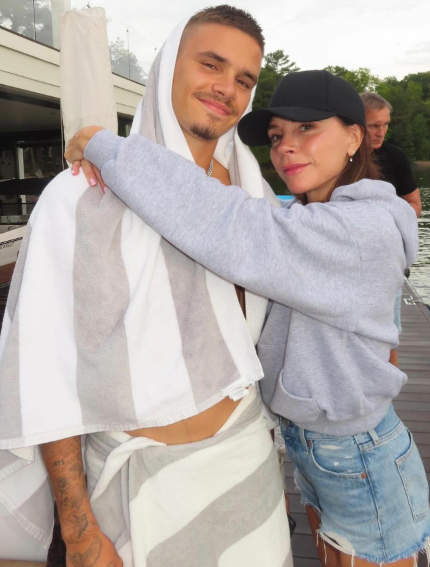 50-летняя Виктория Бекхэм очаровала "честными" фото в мини-шортах