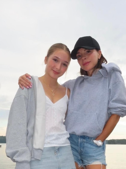 50-летняя Виктория Бекхэм очаровала "честными" фото в мини-шортах