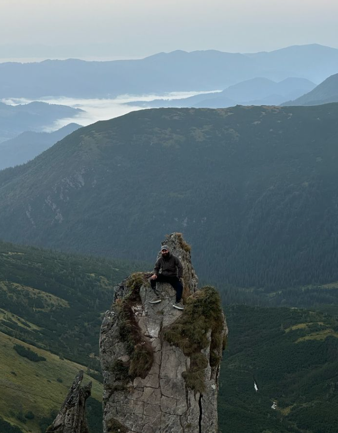 Мільйон на армію. Ветеран із протезом ноги піднявся на найвищі вершини Карпат заради донатів