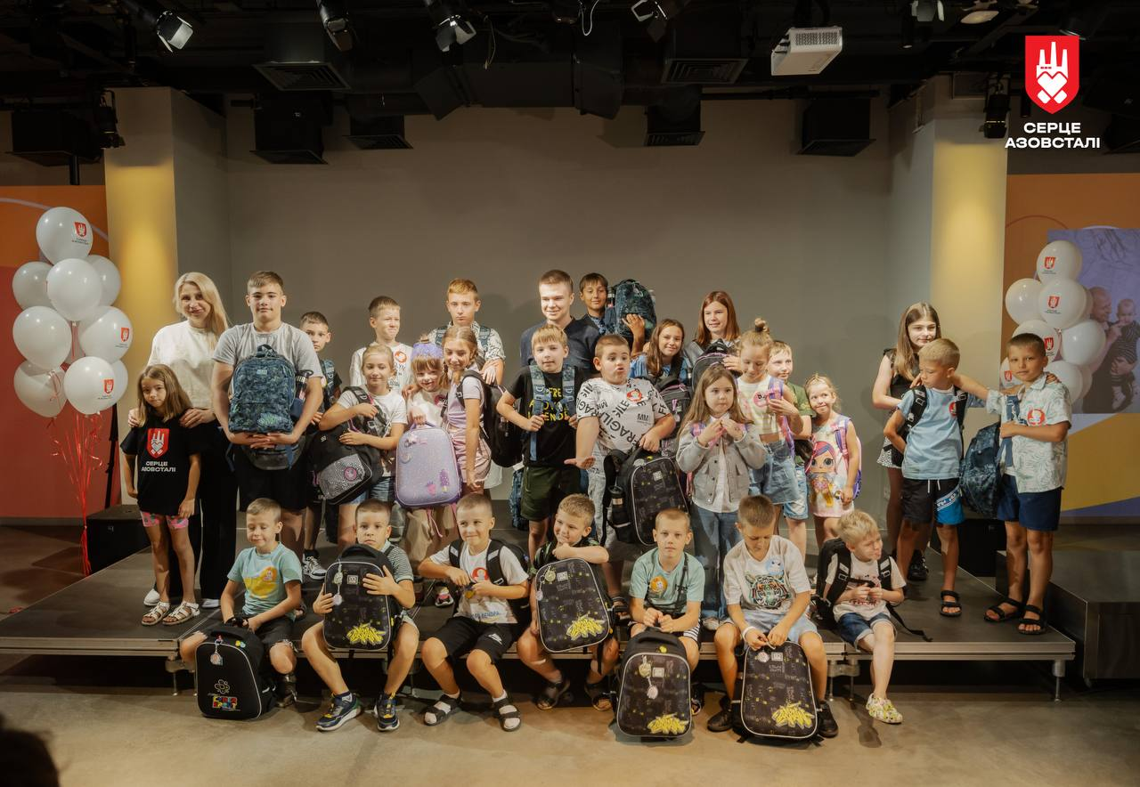 "Серце Азовсталі" Ахметова подарувало понад 1000 рюкзаків та свято для дітей героїв Маріуполя