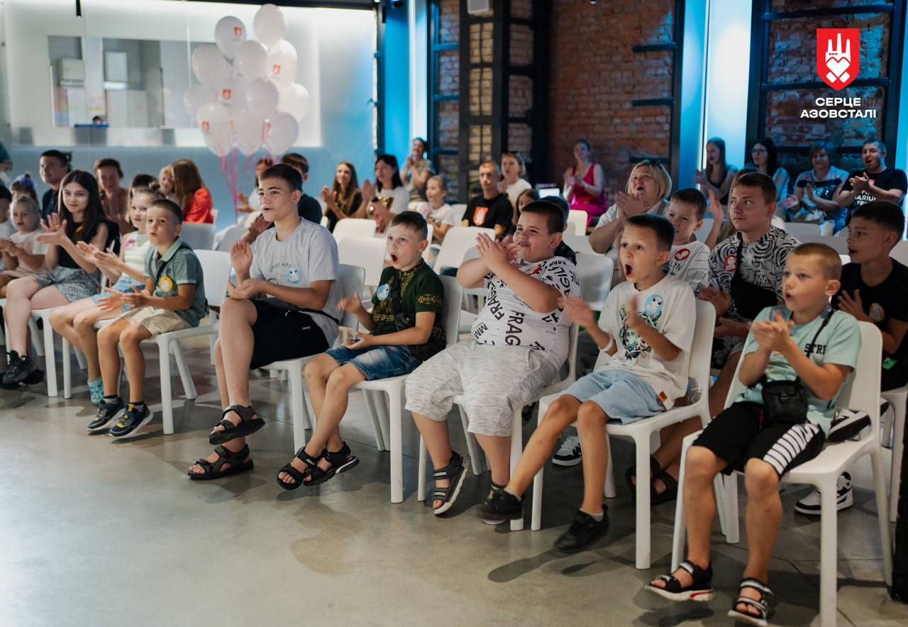 "Серце Азовсталі" Ахметова подарувало понад 1000 рюкзаків та свято для дітей героїв Маріуполя