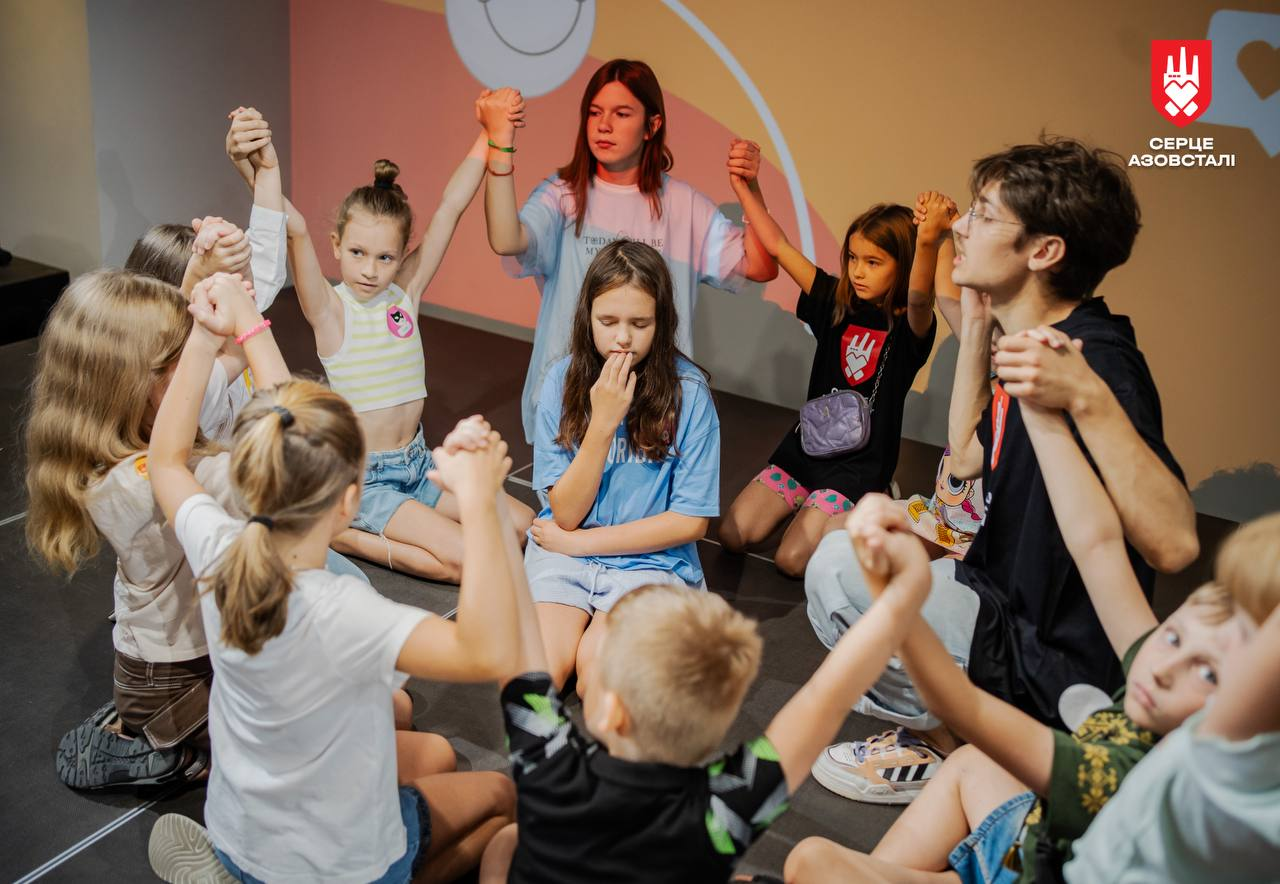 "Серце Азовсталі" Ахметова подарувало понад 1000 рюкзаків та свято для дітей героїв Маріуполя