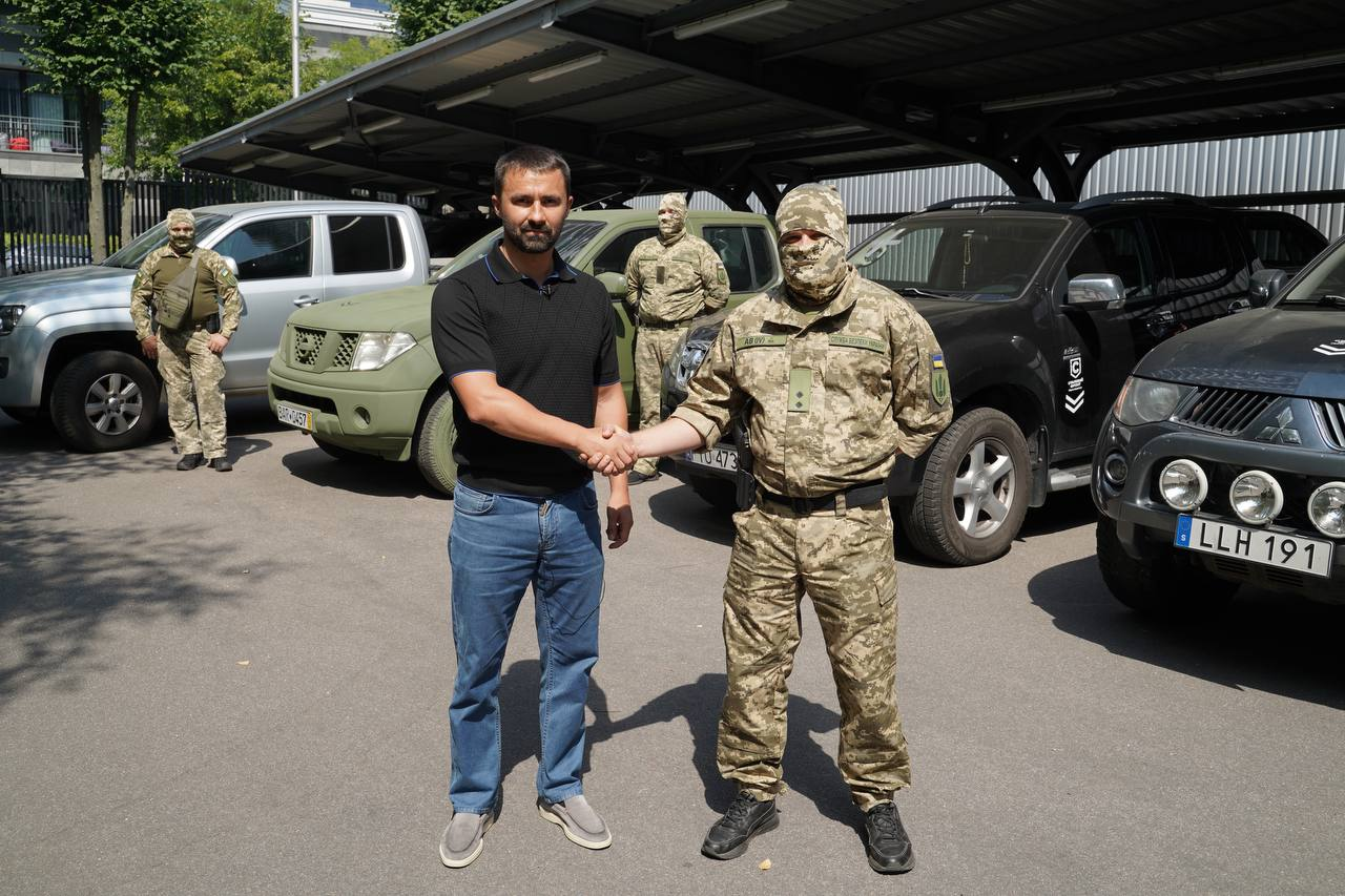 Мілітарна ініціатива "Сталевий фронт" Ахметова передала СБУ пікапи на 4,8 млн грн