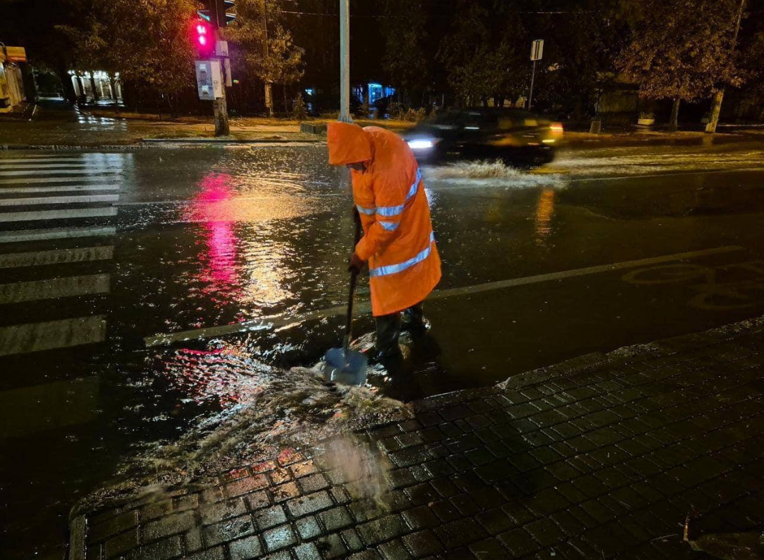 "Випало майже 70% місячної норми опадів". Як негода наробила лиха в Одесі (фото, відео)