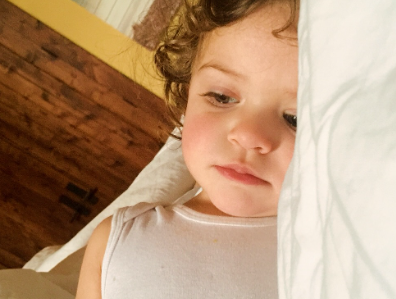 Зірка серіалу "Всі жінки - відьми" зачарувала рідкісними кадрами єдиної доньки