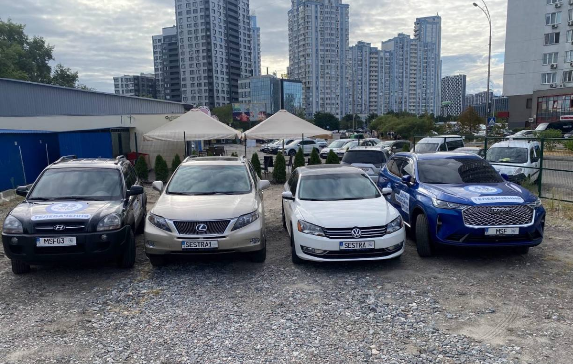 В Україні з'явились авто з долонями на номерних знаках: що вони означають