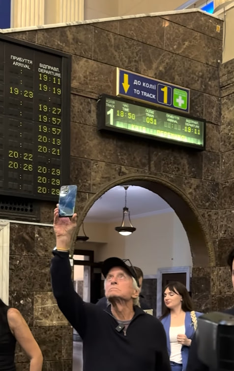 З'явилися нові фото Майкла Дугласа в Києві. Що робив оскароносний актор