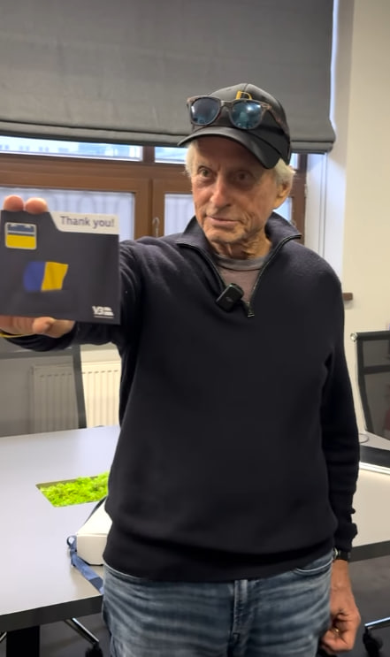 З'явилися нові фото Майкла Дугласа в Києві. Що робив оскароносний актор