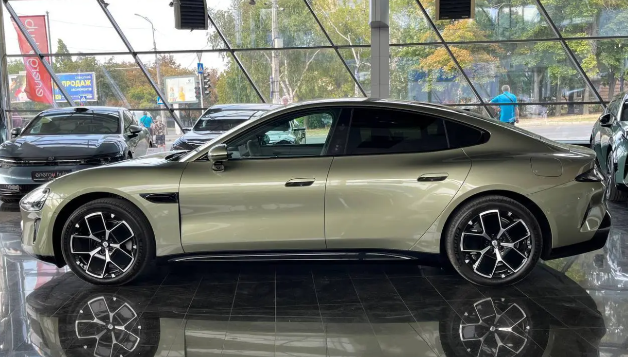 В Україні виставили на продаж перший електромобіль від Xiaomi: названо ціну та характеристики