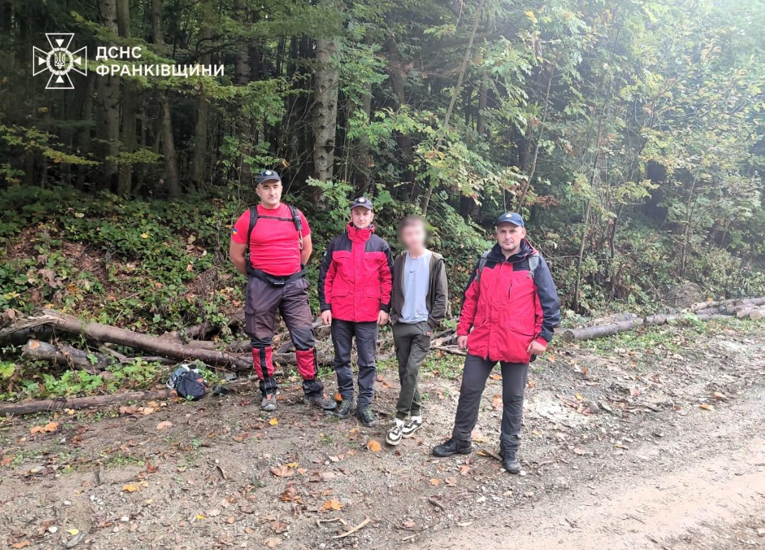 Искали с собаками. На Прикарпатье подросток провел почти сутки в лесу
