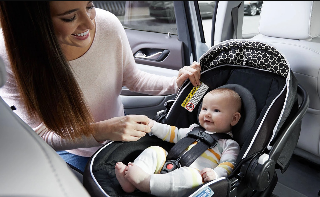 Коли потрібне дитяче автокрісло в авто: вивчаємо основні правила